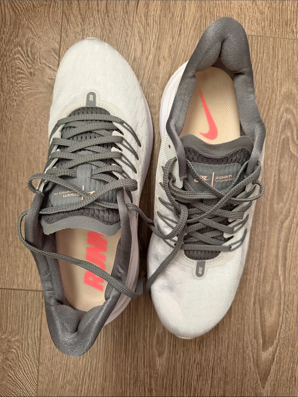 Nike WMNS Air Zoom Vomero 14 in Pure Platinum and Crimson Tint